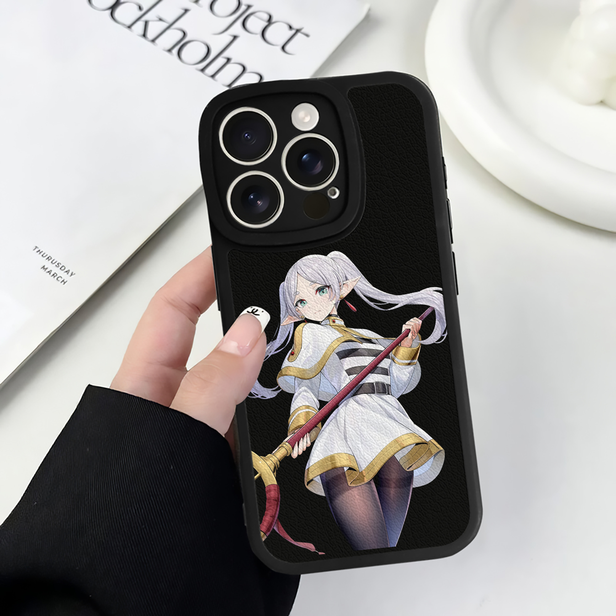 （画像用） 葬送のフリーレン Frieren 【iPhone 16シリーズ対応】シリコンスマホケース（レザー調） 材質：シリコン